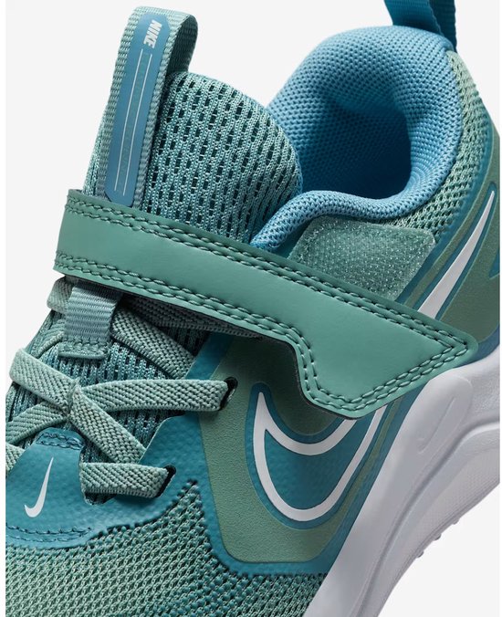 Close-up van de groene Nike sneaker met klittenband en Nike logo.