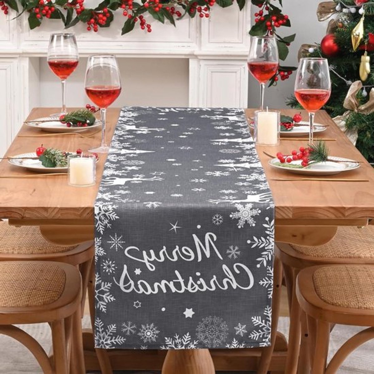 Kerst tafelloper grijs met sneeuwvlokkenprint voor winterse tafeldecoratie 35 x 183 cm