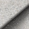 Lichtgrijze vloer met terrazzo-look, bedekt met waterdruppels.