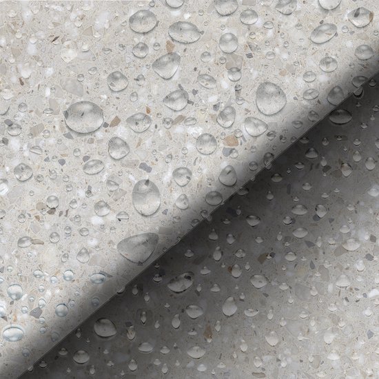 Lichtgrijze vloer met terrazzo-look, bedekt met waterdruppels.