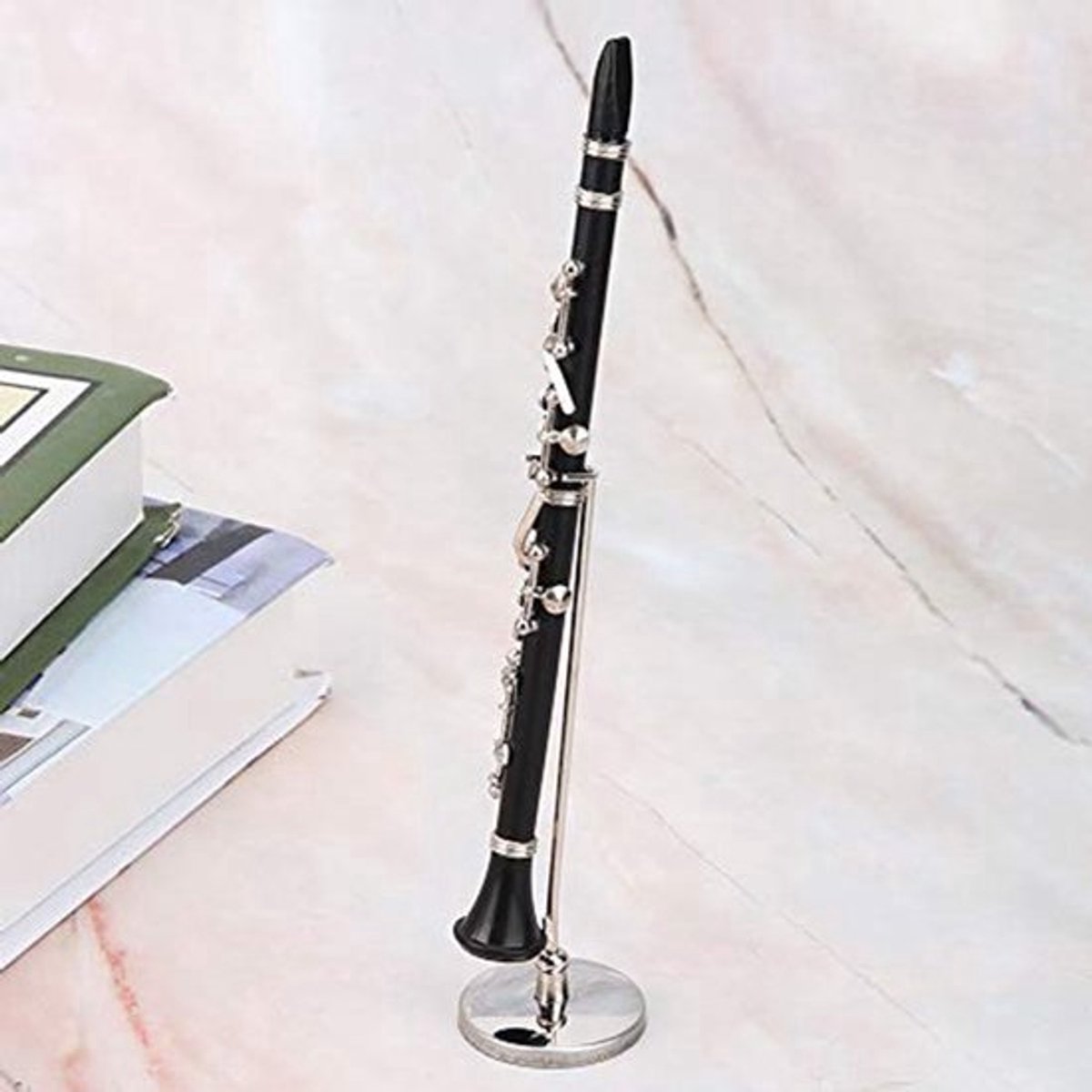 Miniatuur klarinet ornament - Zwart metalen muziekinstrument - Inclusief standaard en koffer - 16 cm tafelblad decoratie