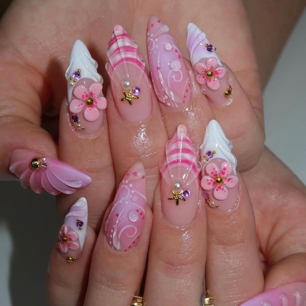 Nagels, kort, amandelgradiënt, paars, Franse 3D, bloemen, parel, zeester, amandel, nepnagels, paarse tips, strass, Sweet Summer INS kunstmatige kunstnagels