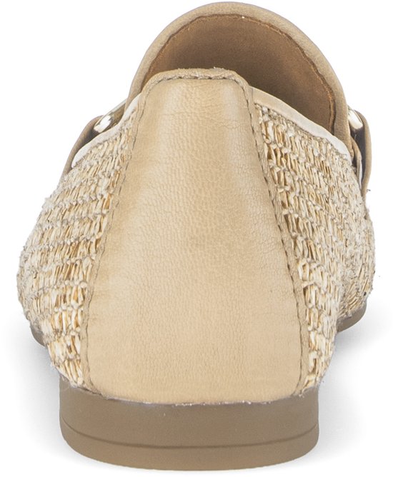Achterkant van beige gevlochten loafer met bandje en zilverkleurige gesp.