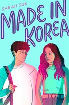 Boekomslag met tekst 'Made in Korea' en illustratie van een jongen en een meisje die naar elkaar kijken.