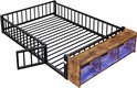 Zwart metalen kinderbed met houten opbergvak aan het hoofdeinde, met roze LED-verlichting.