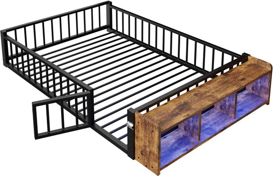 Zwart metalen kinderbed met houten opbergvak aan het hoofdeinde, met roze LED-verlichting.