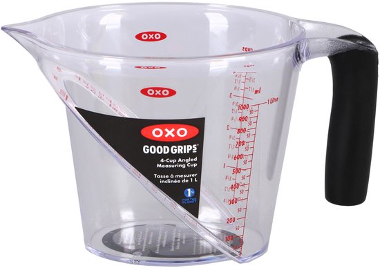 Pichet mesureur transparent de 1 litre avec une échelle inclinée et une poignée noire.