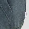 Detail van de zak en het Jack & Jones label op een grijze hoodie.