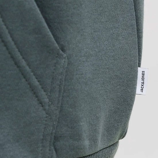 Detail van de zak en het Jack & Jones label op een grijze hoodie.