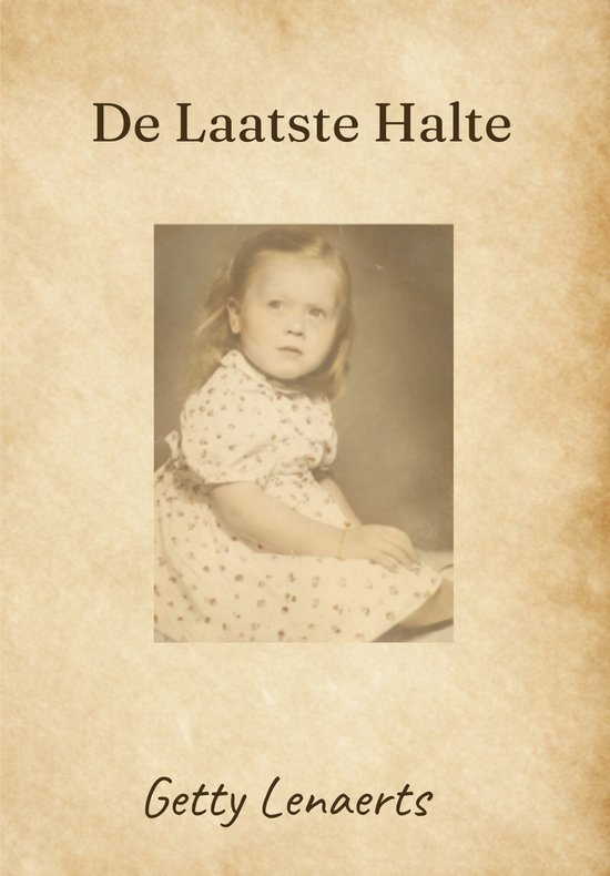 Een foto van een jong meisje in een bloemetjesjurk, zittend.
