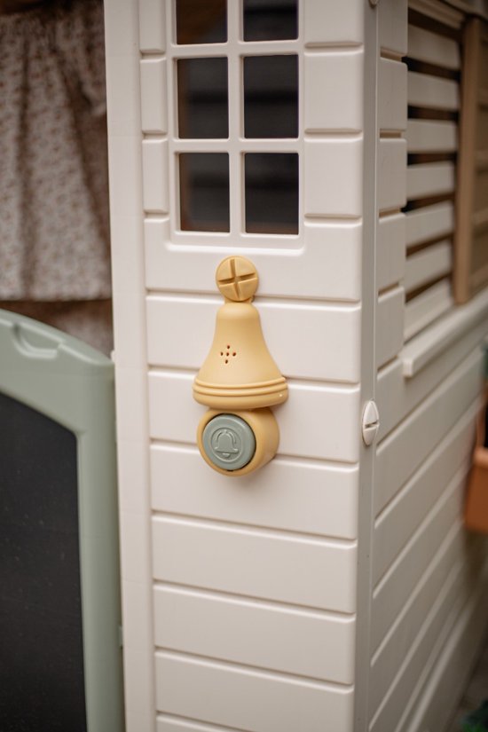Crèmekleurig speelhuisje met geel deurbeldetail met bel.