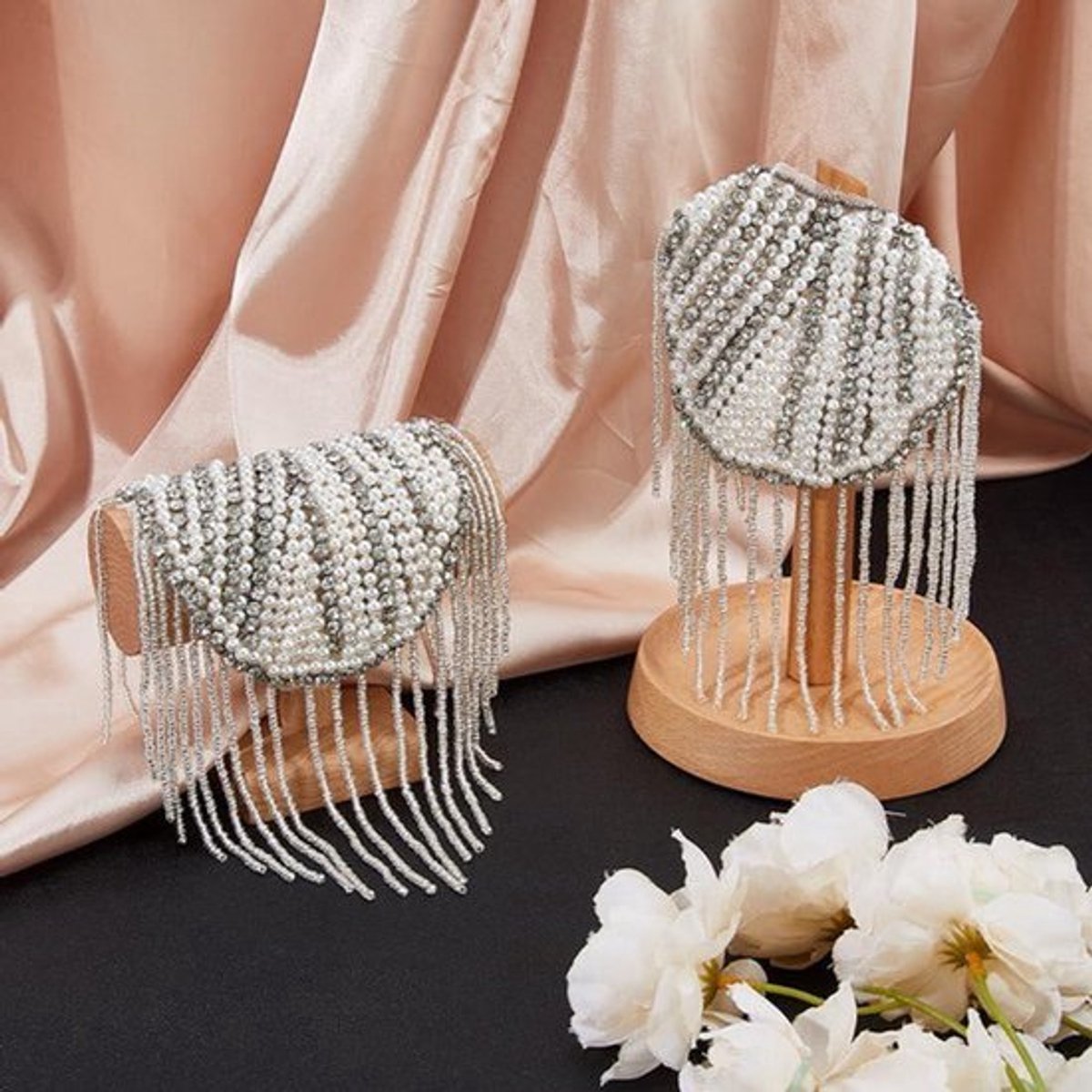 Polyester Kwast Epaulettes om op Felt Cloth te naaien - Witte schouderspiegels met kralen en strass - 8 inch
