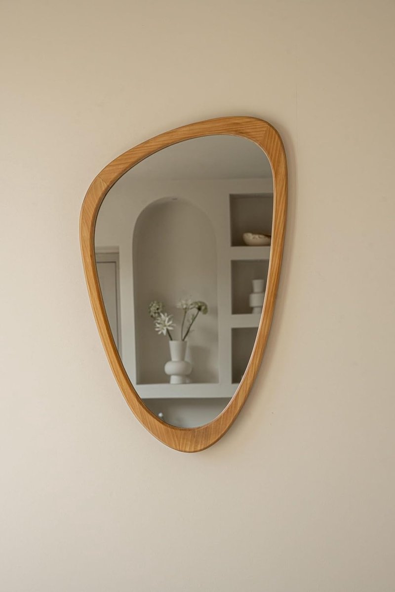 SnelShoppen - Wandspiegel 80 cm - Organische Vorm Asymmetrisch - Houten Rand - Luxe Decoratie voor Badkamer, Woonkamer en Slaapkamer - Uniek Design