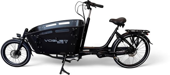 Zwarte elektrische bakfiets met Vogue Bikes logo op de bak, schuin van voren.