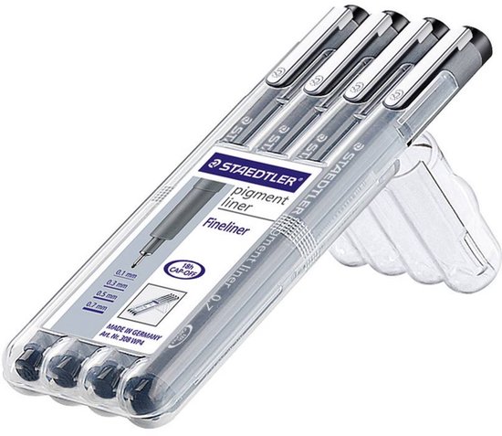 Set de quatre stylos noirs Staedtler pigment liner avec clips argentés, dans un étui transparent.
