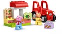 Peppa Big en haar broer George met rode tractor en marktkraam met groenten en potjes jam.