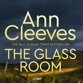 Boekcover van 'The Glass Room' door Ann Cleeves. De tekst 'Ann Cleeves', 'The No.1 Sunday Times Bestseller' en 'The Glass Room' is in goudkleurige letters op een donkere, dramatische lucht. Op de achtergrond een heuvelachtig landschap met een huisje.
