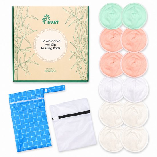 Verpakking met bamboe-illustratie en tekst '12 Washable Anti-Slip Nursing Pads'. Naast de doos een stapel roze, groene en witte zoogcompressen, een blauw gestreept tasje en een wit waszakje.