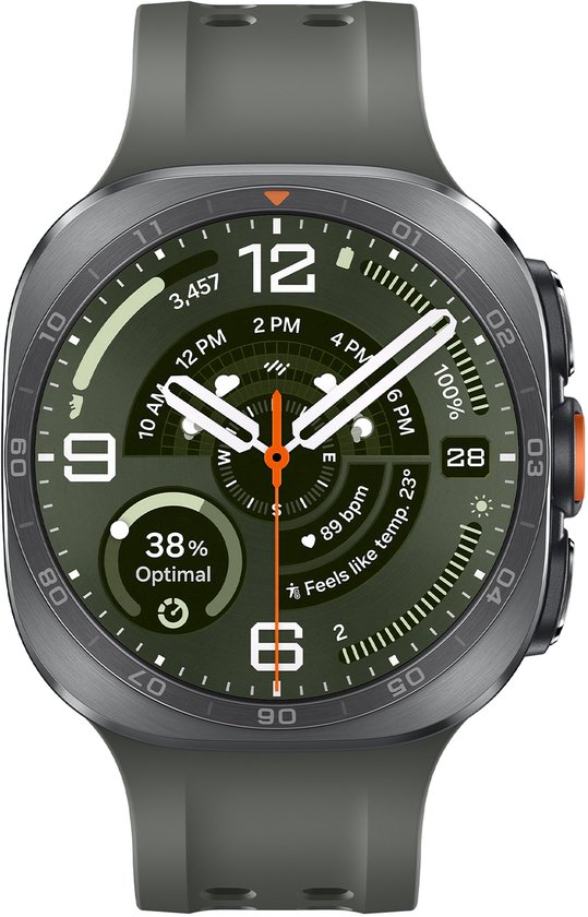 Grijze smartwatch met groene wijzerplaat, digitale en analoge tijdsaanduiding, hartslagmeter en andere statistieken.