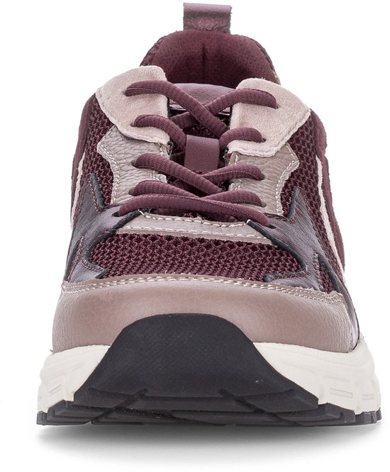 Vooraanzicht van een bordeauxrode Gabor sneaker met veters, mesh en suède in taupe.