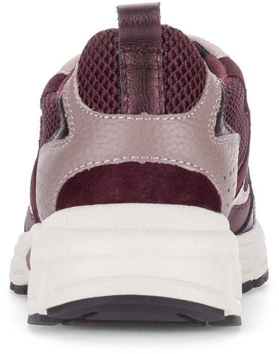 Achterkant van een bordeauxrode sneaker met taupe accenten en een witte zool.