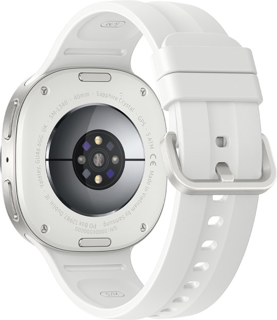 Achterkant van zilverkleurige Samsung Galaxy Watch9 met witte band. Hartslagsensor zichtbaar.