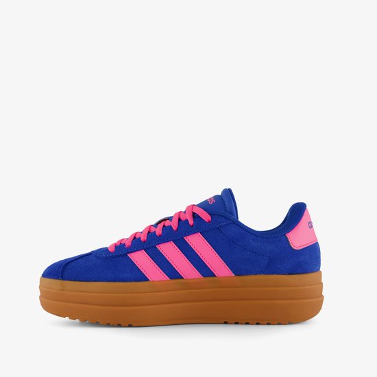 Blauwe Adidas sneakers met roze Adidas strepen, roze veters en bruine platformzool.