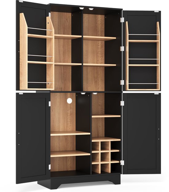 Zwarte voorraadkast met vier open schuurdeuren, met zichtbare houten planken en wijnrek.