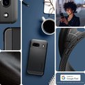 Zwarte Spigen case met gestreept patroon, carbon details en een vrouw die haar telefoon gebruikt.