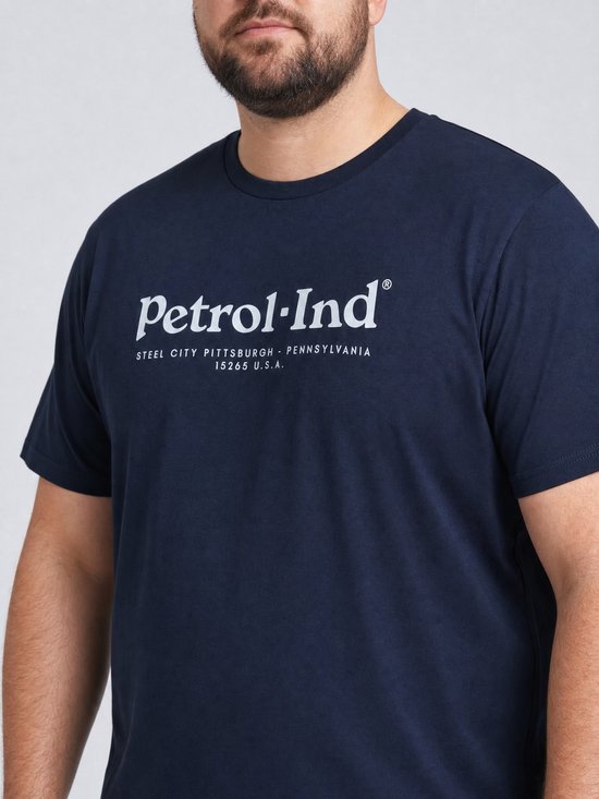 Detail van een t-shirt met 'Petrol Industries - Steel City Pittsburgh - Pennsylvania 15265 U.S.A.' print.