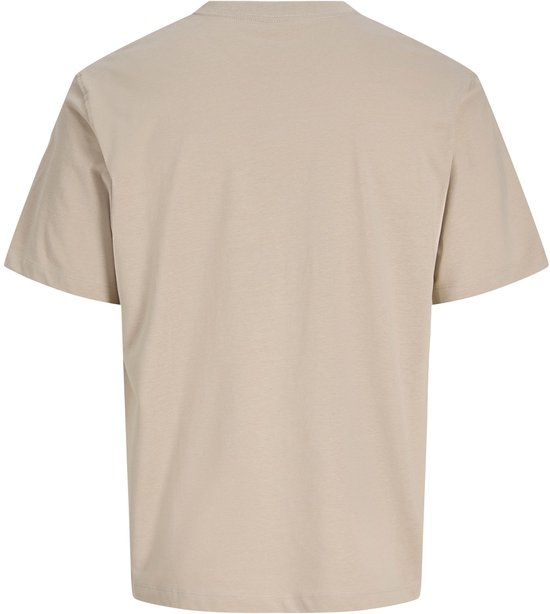 Achterkant van een lichtbruine T-shirt met ronde hals.