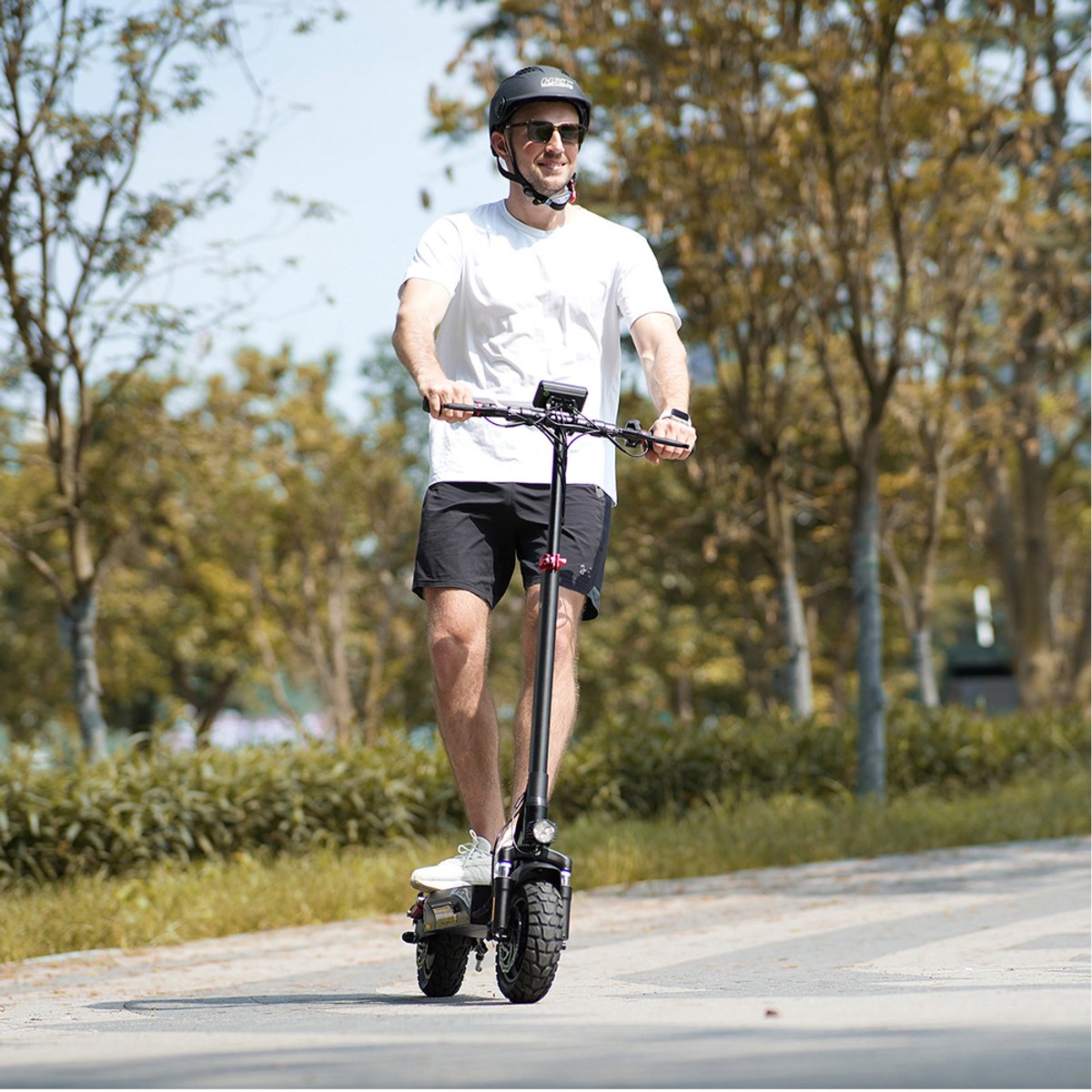 iScooter iX3 Elektrische scooter - 10‑inch tubeless off‑road banden - 40km actieradius - 48V 10Ah lithium‑ion accu - Mechanische schijfremmen voor en achter + elektronische rem - Maximumsnelheid 25 km/u - zwart – foto 2
