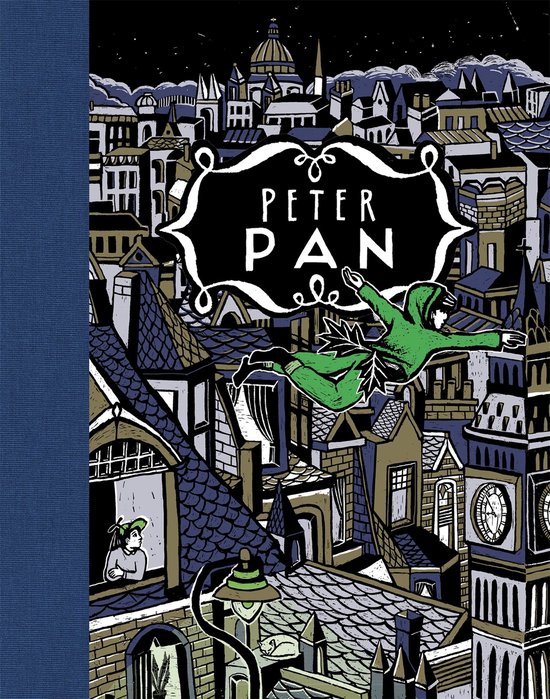Peter Pan in een groene outfit vliegt over een stad met daken, huizen en een klokkentoren. Een jongen kijkt uit een raam.