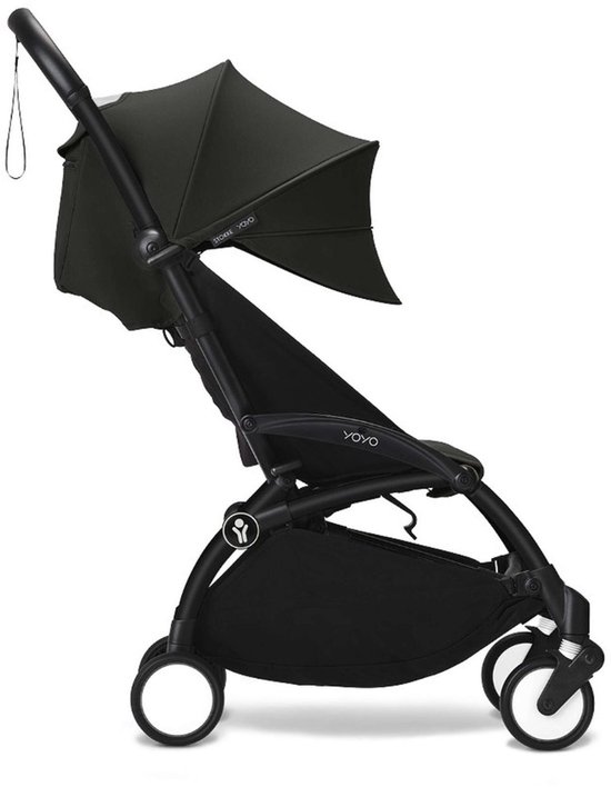 Zwarte YOYO kinderwagen in profiel met kap en mandje.