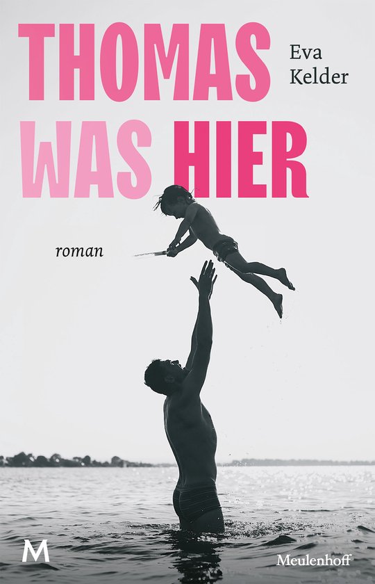 Boekcover 'Thomas was hier' van Eva Kelder. Een vader gooit een kind omhoog in het water, met roze tekst.