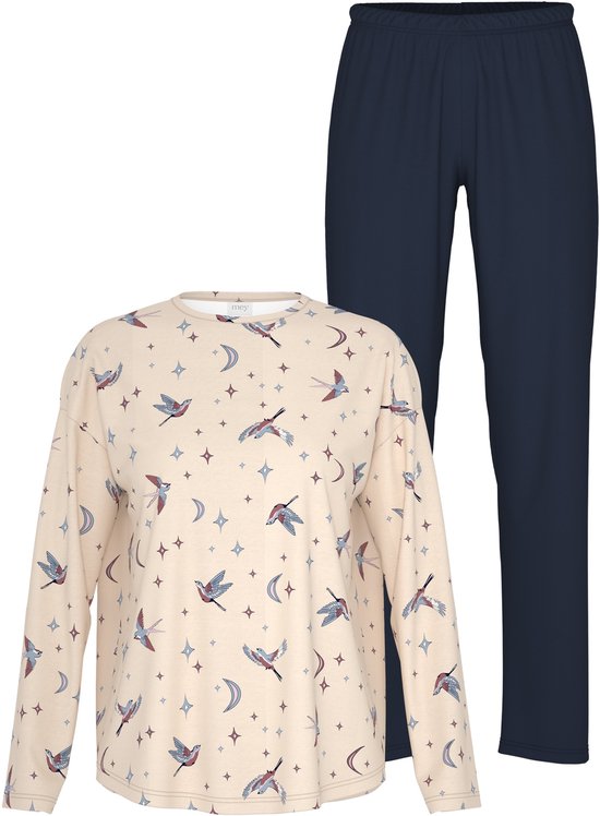 Lichtbeige pyjamashirt met lange mouwen en print van vogels, manen en sterren, naast een donkerblauwe pyjamabroek.