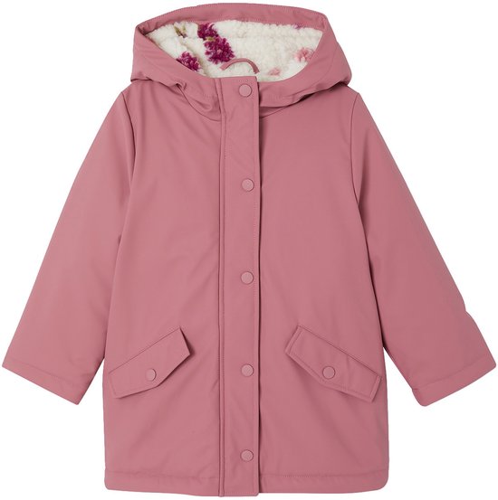 Roze kinderregenjas met drukknoopjes, klepzakken en een capuchon met zachte voering.