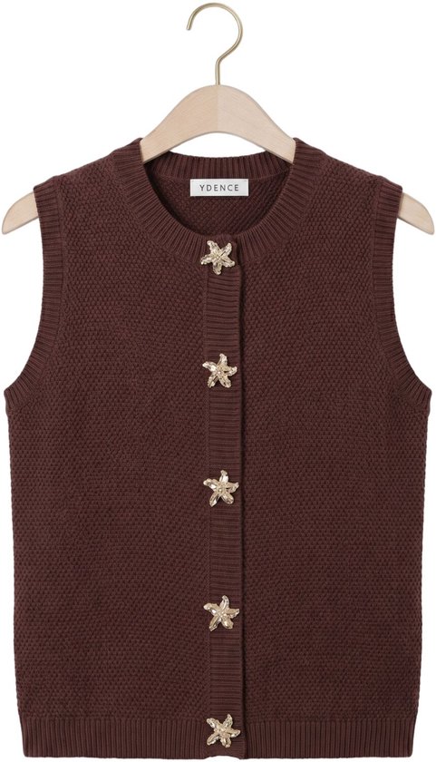 Bruin gebreid vest van Ydence met ronde hals en goudkleurige sterknopen.