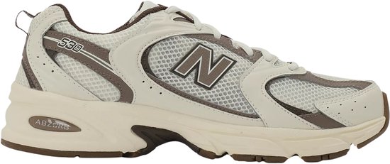 New Balance 530 sneakers in off-white met bruine accenten en een 'N' logo.