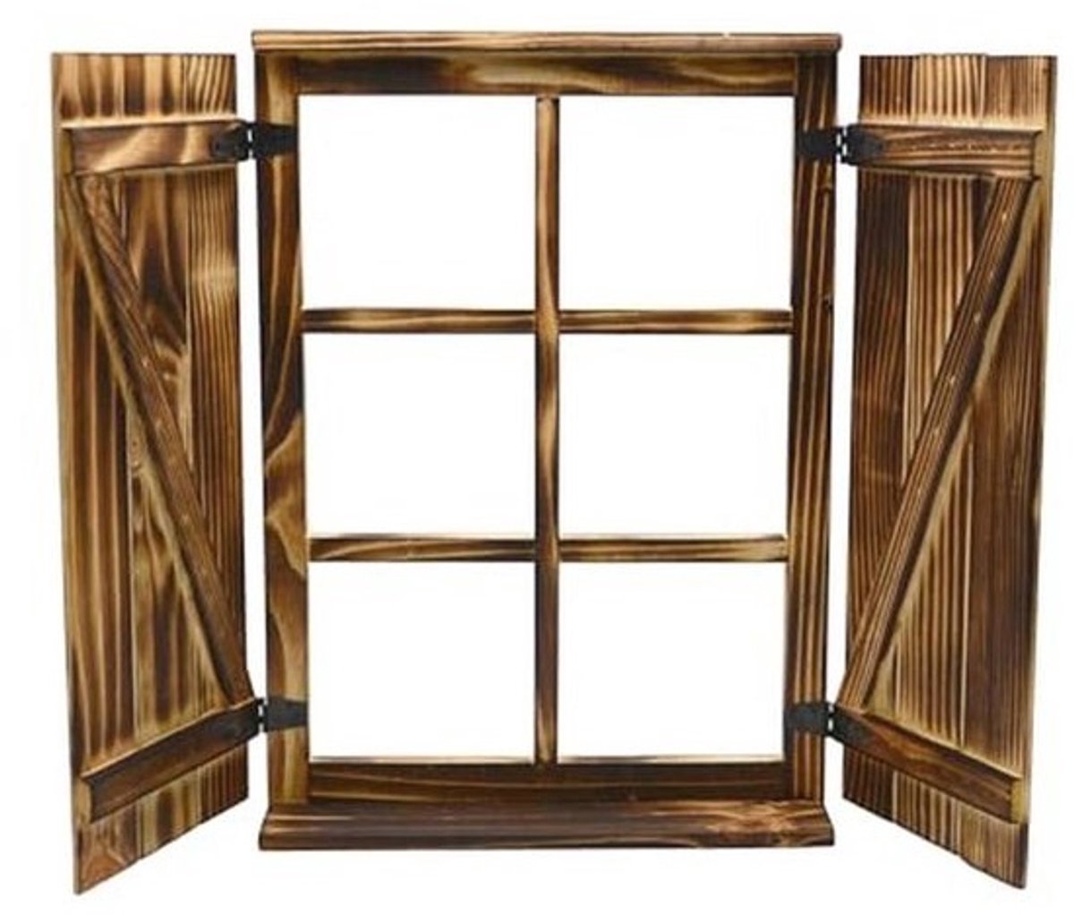 Decoratief raam met vensterluiken en gevlamd houten kozijn