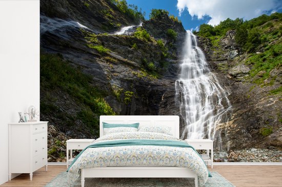 Behang - Fotobehang Wilde waterval in het berglandschap van het Nationaal park Hohe Tauern - Breedte 450 cm x hoogte 300 cm