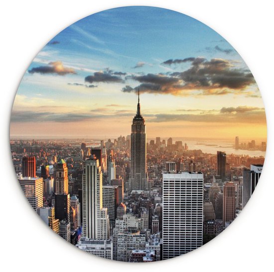 Ronde muurcirkel met een gedetailleerde weergave van de skyline van New York bij zonsondergang, met het Empire State Building prominent aanwezig.