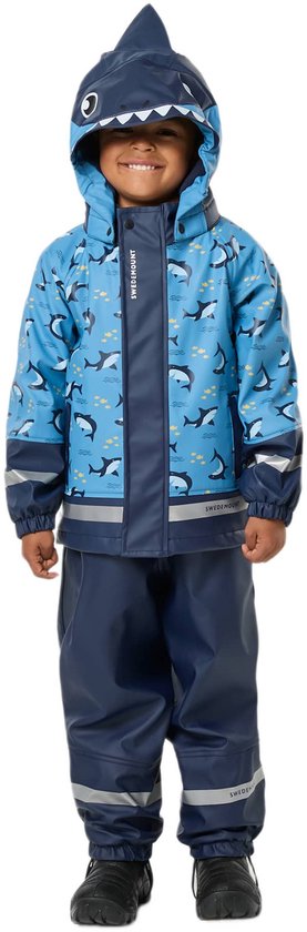 Jongen draagt een blauwe regenjas met haaienprint, haai-capuchon, bijpassende regenbroek en reflecterende strepen.