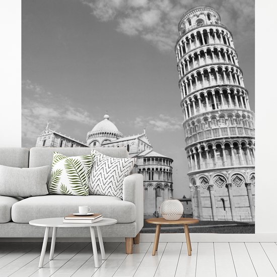 Behang - Fotobehang Zwart-wit beeld toren van Pisa naast oude kathedraal - Breedte 350 cm x hoogte 350 cm