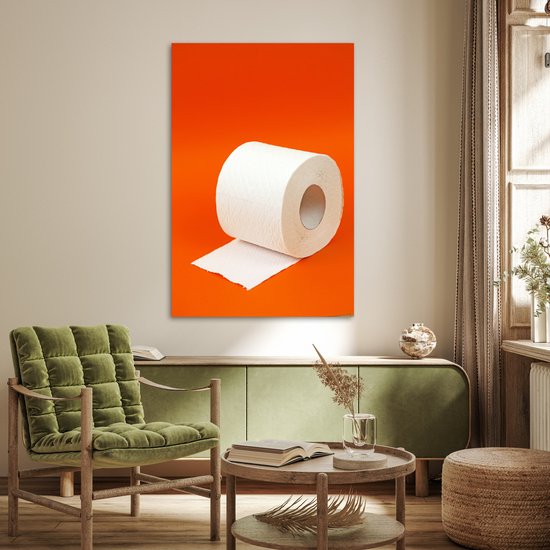 Een poster met een wc-rol op een helder oranje achtergrond.
