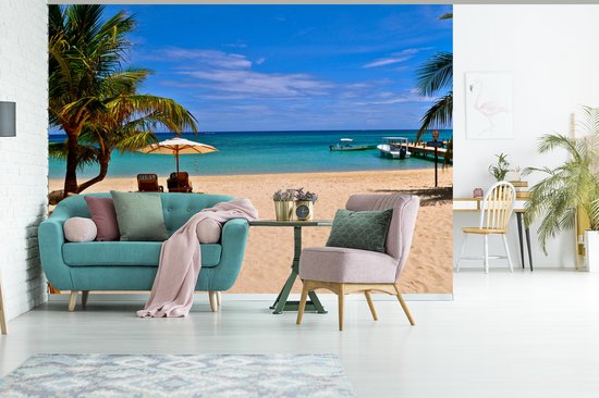 Papier peint - Papiers Papier peint photo - Les palmiers avec chaise de plage et parasol sur la plage de Bay Islands - Largeur 300 cm x Hauteur 240 cm