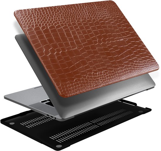 Couverture d'ordinateur portable marron à relief croco au-dessus d'un MacBook argenté, avec fond noir ventilé.
