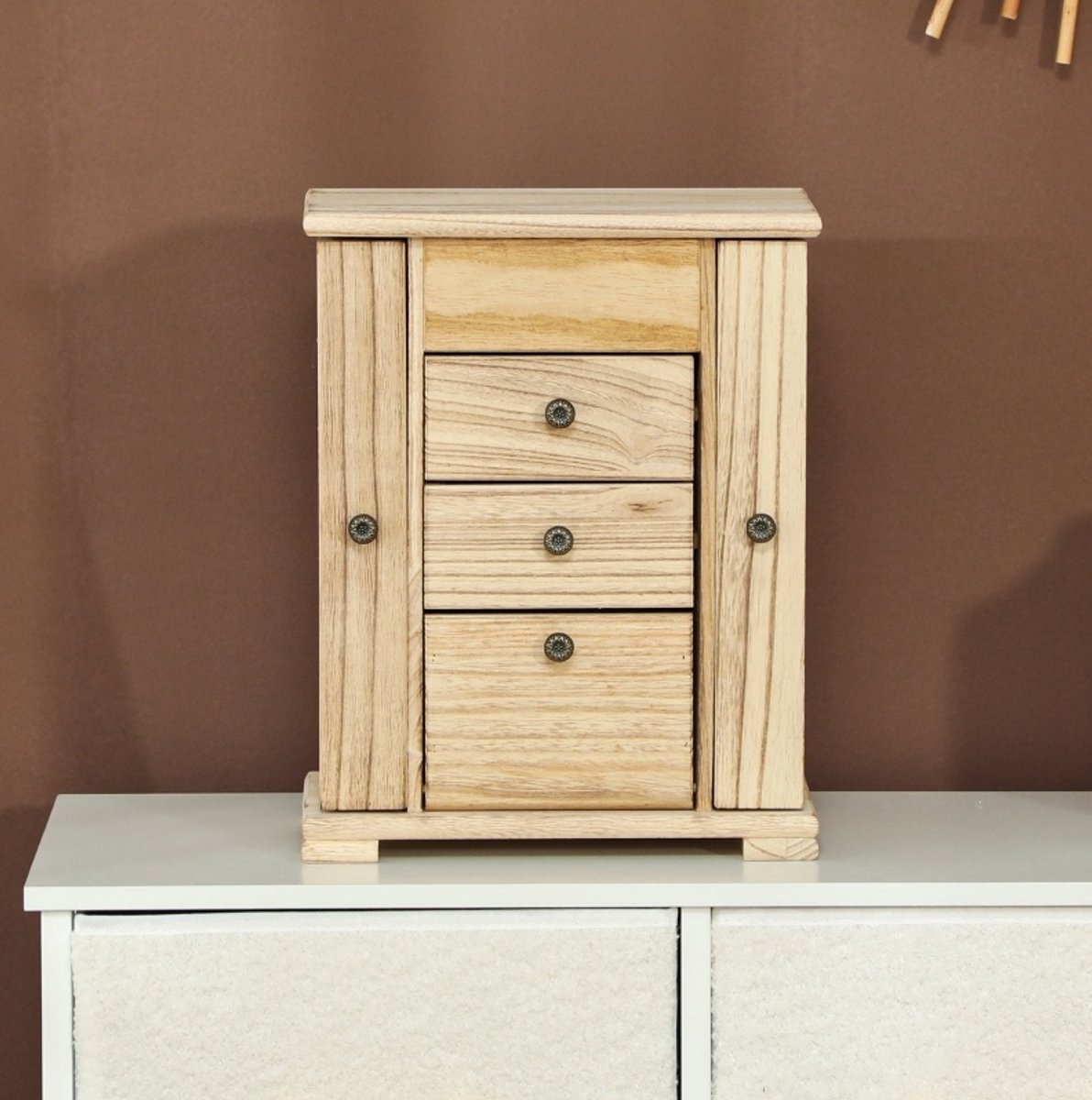 MEUNIQ sieradendoos 26,5 x 16 x 33,5 cm met 4-laagse indeling, ingebouwde spiegel en 8 kettinghaken achter zijdeur, houten sieradenopberger voor slaapkamer of kaptafel, bruin