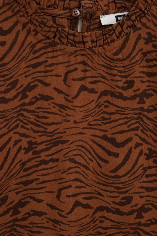 Detail van de bruine blouse met donkerbruine tijgerprint, ruches bij de hals en knoopjes.