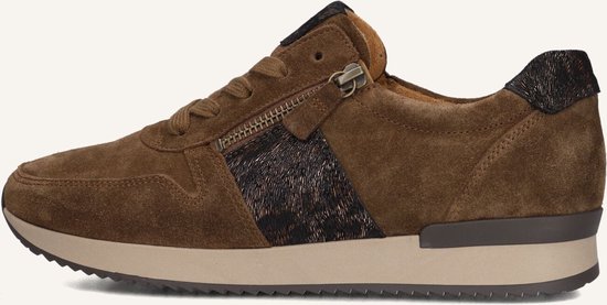 Bruine suède sneaker met dierenprint detail, ritssluiting en veter.
